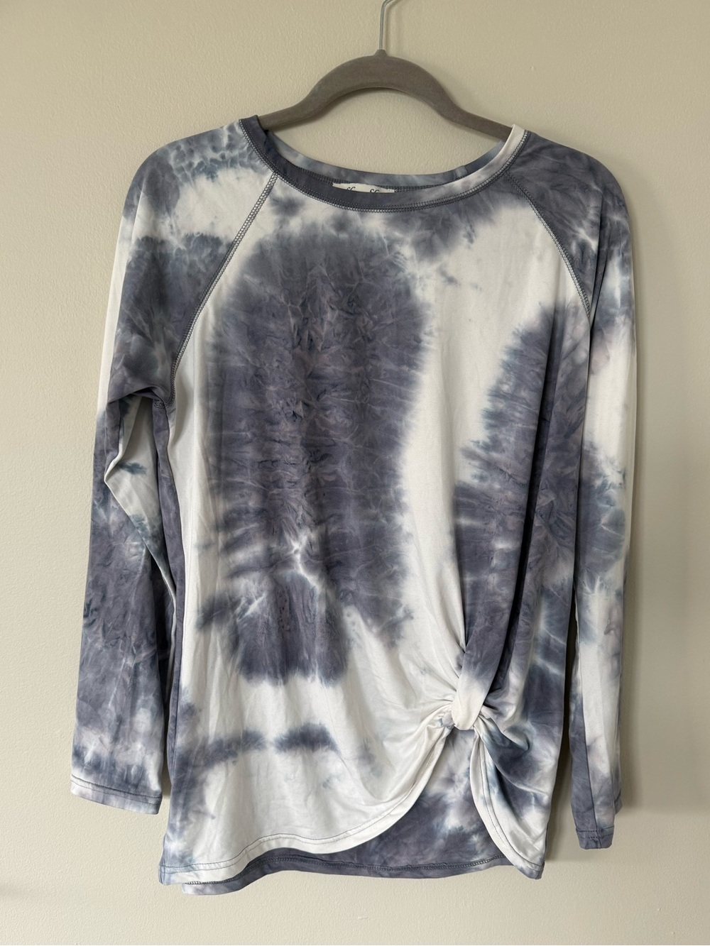 She + Sky Long Sleeve Tie-Dye Top in Gray & White